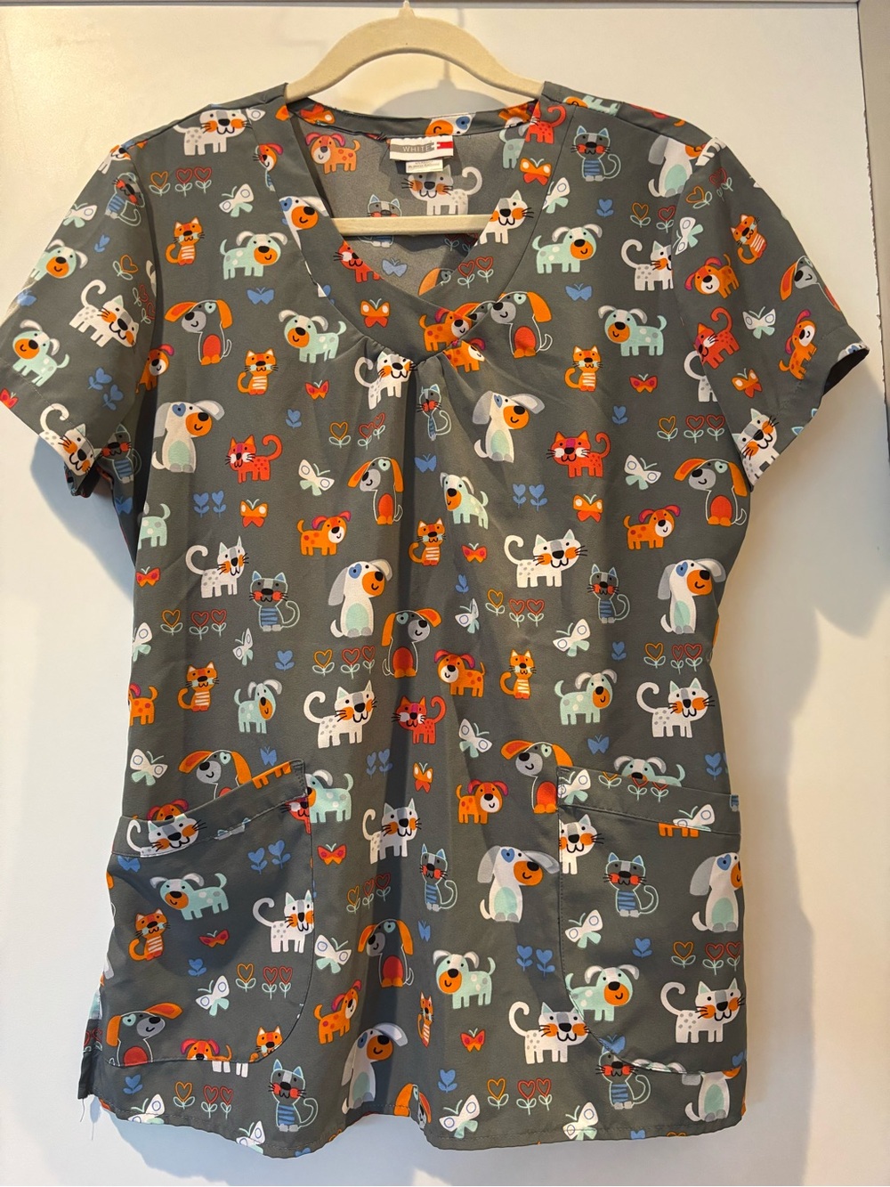 White Cross women’s scrub top with cats and dogs print size S new without tags!